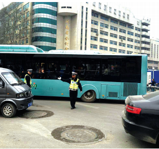 交警在疏導交通 交警在疏導交通