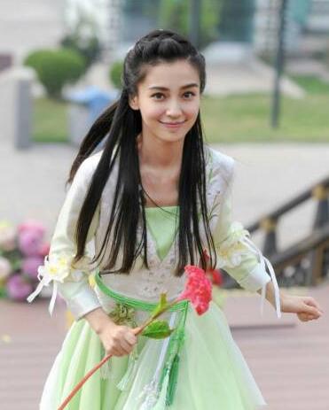 但是和倪妮站在一起，黑了一個(gè)色號(hào)，整個(gè)人都有點(diǎn)黯淡了。