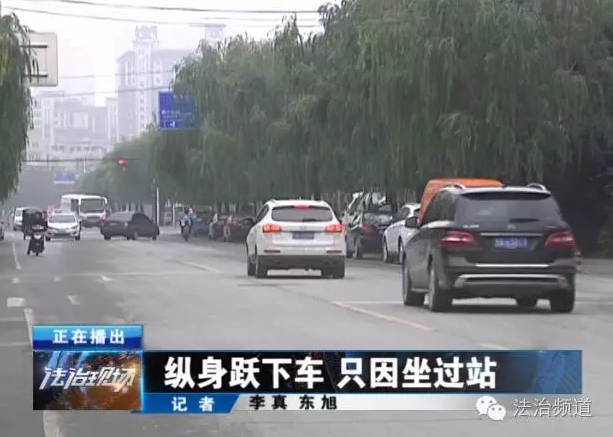 兩男子坐鄭州公交竟然跳窗 只因?yàn)樽^(guò)站點(diǎn)