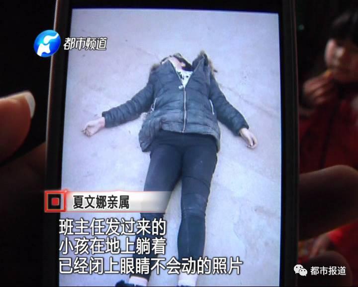 得知孩子沒去上學(xué)，家人擔(dān)心孩子發(fā)生意外，于是趕快報(bào)了警。讓人沒想到的是，剛報(bào)完警，家人收到了老師發(fā)來的照片。