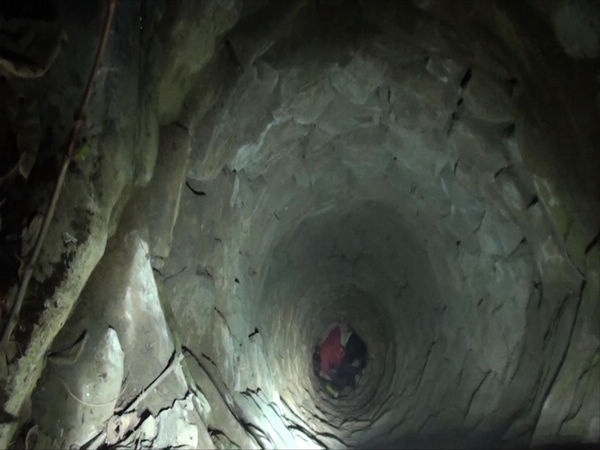 險(xiǎn)！女子凌晨墜入15米深井 命懸一線