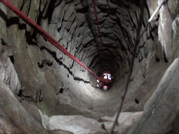 險(xiǎn)！女子凌晨墜入15米深井 命懸一線