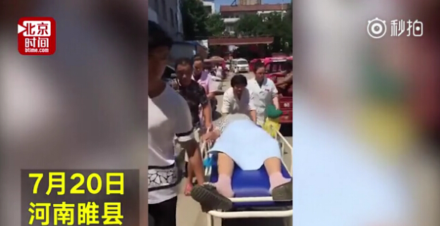 河南一產(chǎn)婦情況緊急 大夫救護(hù)車上跪著接生衣服濕透 河南一產(chǎn)婦情況緊急 大夫救護(hù)車上跪著接生衣服濕透