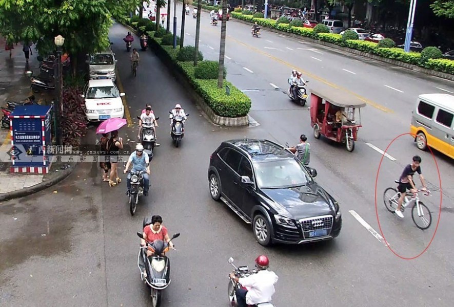 圖為肇事者撞人后逃逸。