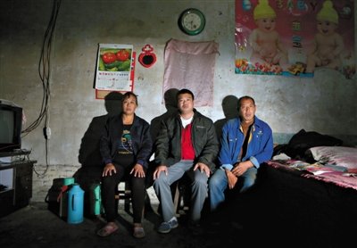 10月18日，自鋸病腿的鄭艷良所在的保定市清苑縣東臧村，有多家農(nóng)戶大病難醫(yī)，村民王新建（中）得了白血