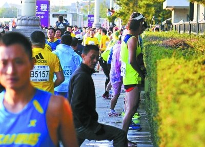 北京馬拉松“尿紅墻” 集體噓噓是傳統(tǒng)？