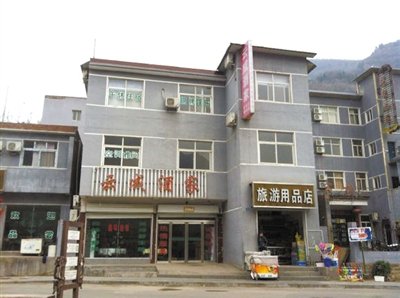 今年，胡萬(wàn)林涉嫌非法行醫(yī)的地點(diǎn)，就在這座農(nóng)家賓館內(nèi)。