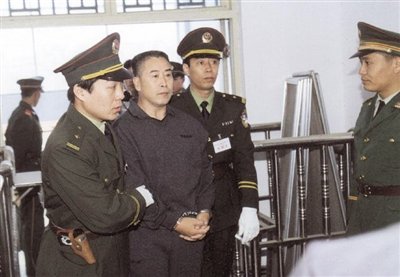 2000年9月30日，河南商丘，胡萬(wàn)林被法警押上法庭。