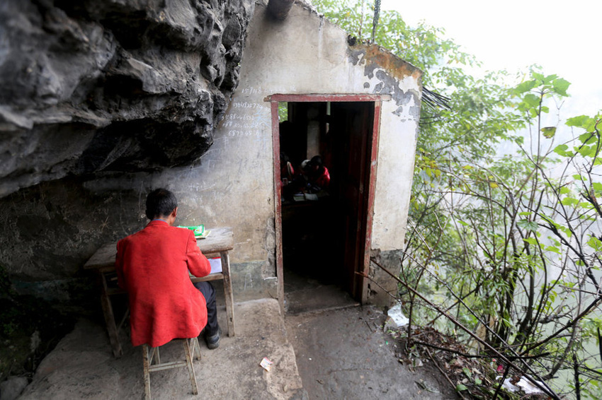 左邊是絕壁，右邊是懸崖，這樣一個讓人“倒吸涼氣”的地方，卻是袁老師的“辦公室”。