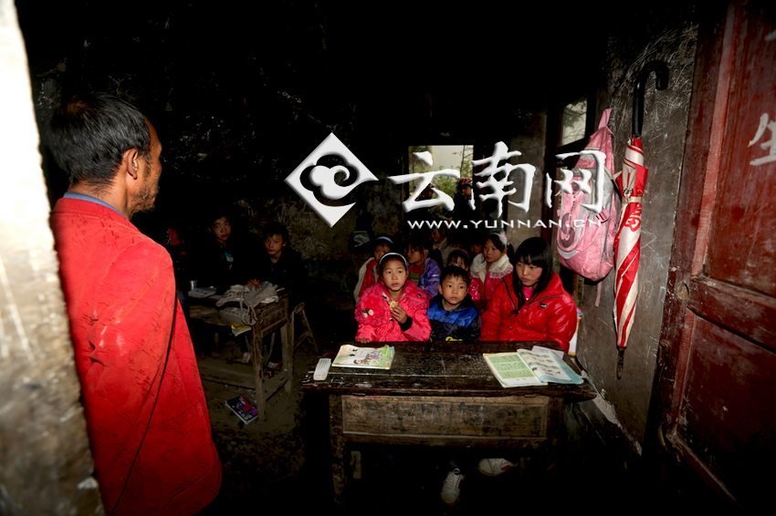 小學(xué)里只有兩個班，大點(diǎn)的孩子無法升入高年級，只得從一年級再讀起，就像復(fù)讀機(jī)。