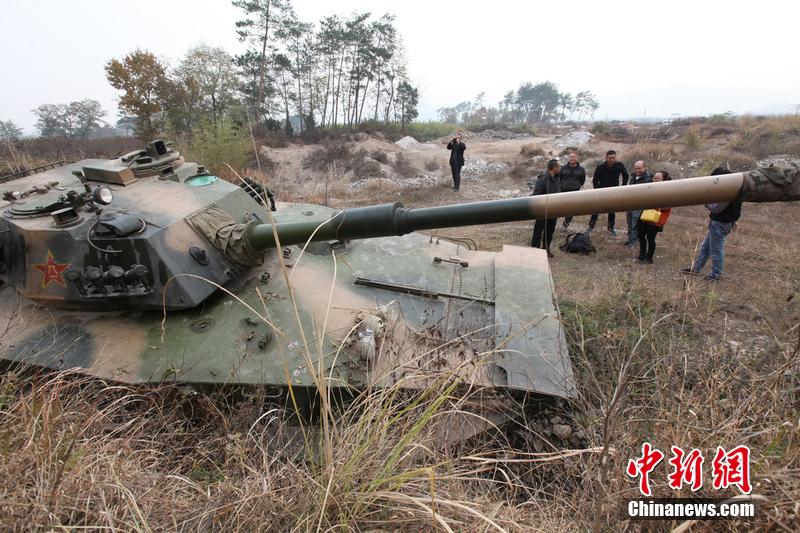 12月4日，浙江臺州，人們在坦克前圍觀。