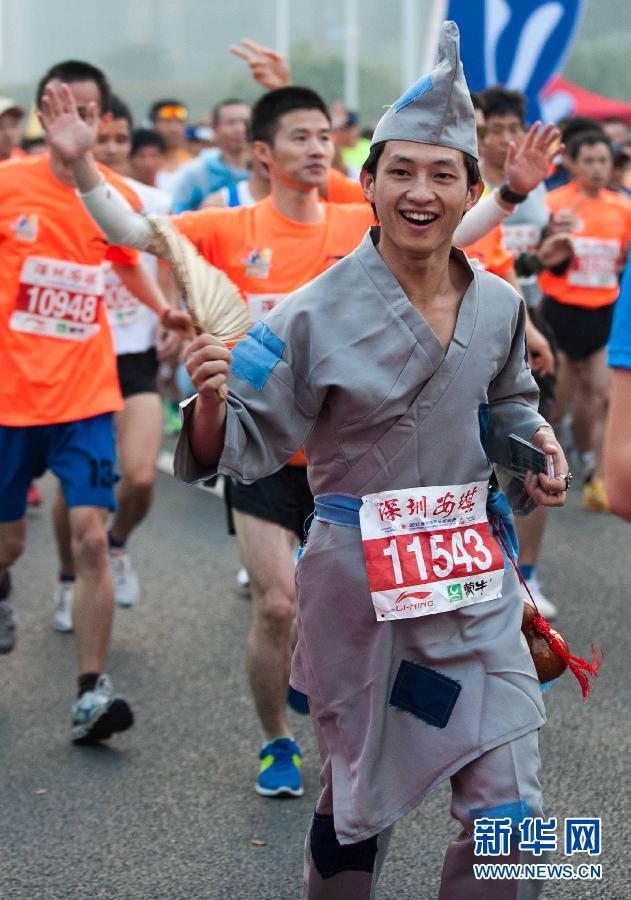 12月8日，一名選手身著“濟(jì)公”服裝參加比賽。