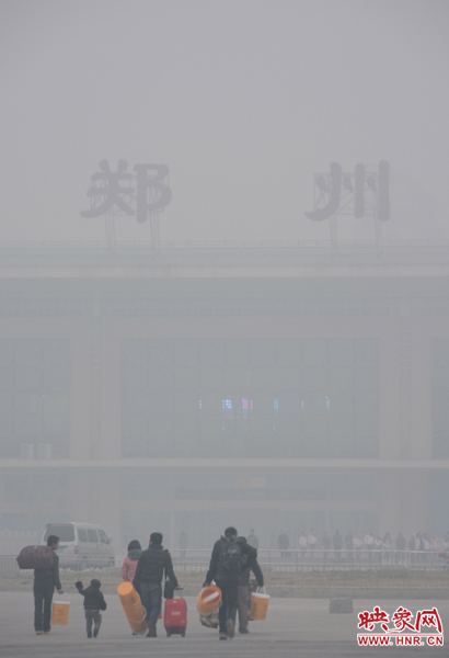 鄭州火車站將要進站的旅客 鄭州火車站將要進站的旅客