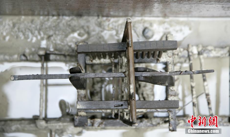 圖為蜀錦織機(jī)仿真蜀錦織機(jī)，為我國唯一有出土單位、完整保存的織機(jī)模型。