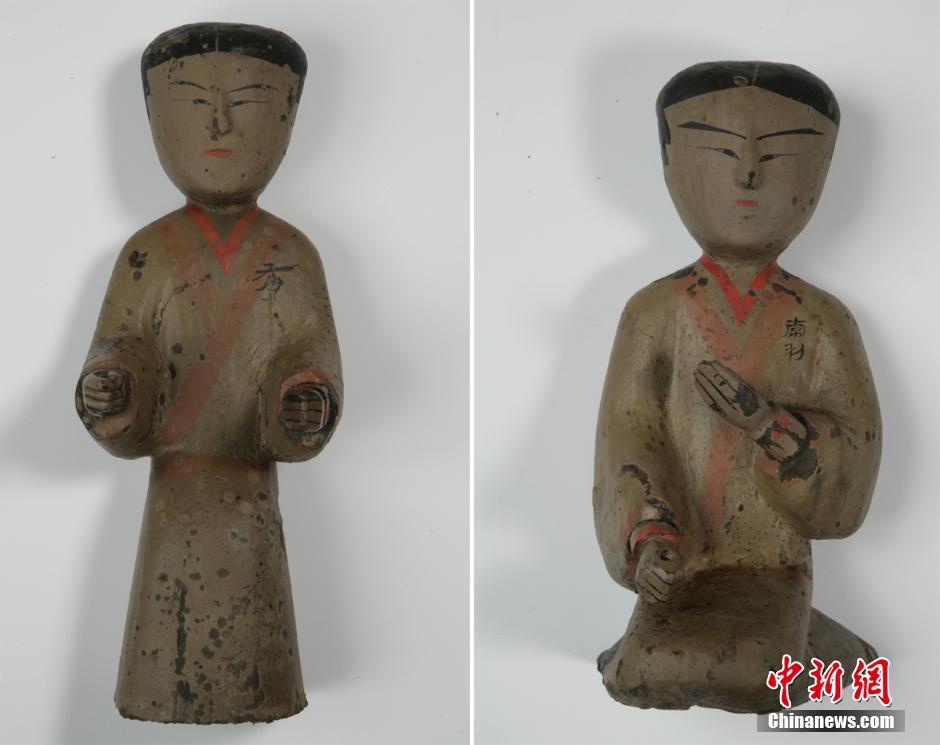 圖為出土的彩繪木俑。