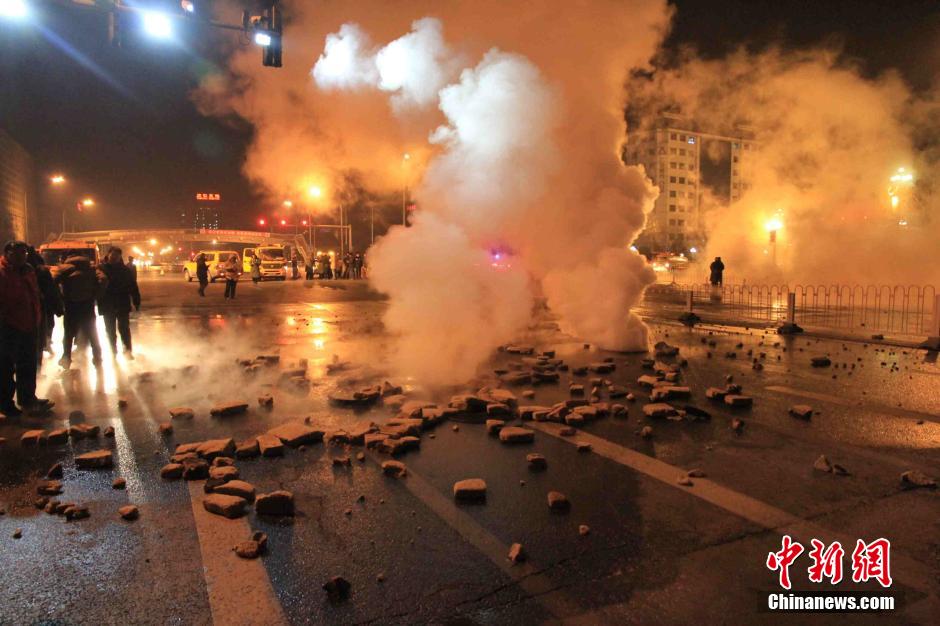 北京東單路口一地下熱力管道發(fā)生漏水事故 北京東單路口一地下熱力管道發(fā)生漏水事故