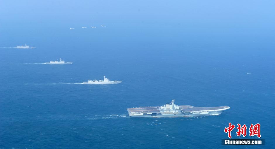 圖為遼寧艦與水面艦艇、飛機(jī)進(jìn)行協(xié)同訓(xùn)練。中新社發(fā) 胡鍇冰 攝