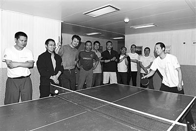 5日，“雪龍”號上的科考隊員在進行乒乓球比賽。新華社發(fā)