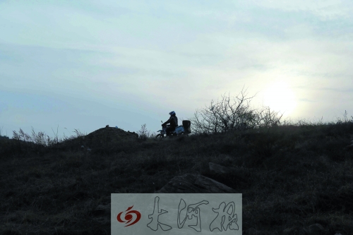 神鷹救援大隊摩托車中隊隊員正在山中搜救 神鷹救援大隊摩托車中隊隊員正在山中搜救