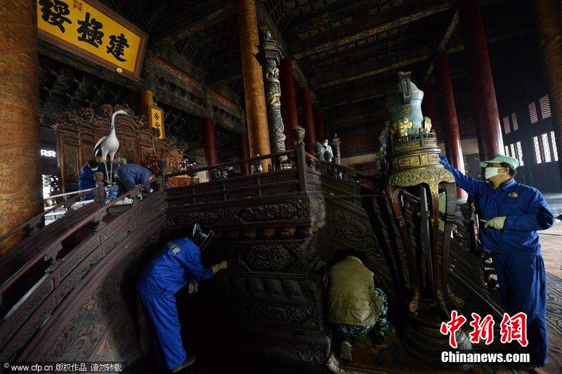 圖為工作人員正在故宮太和殿內(nèi)進行整體清潔工作。