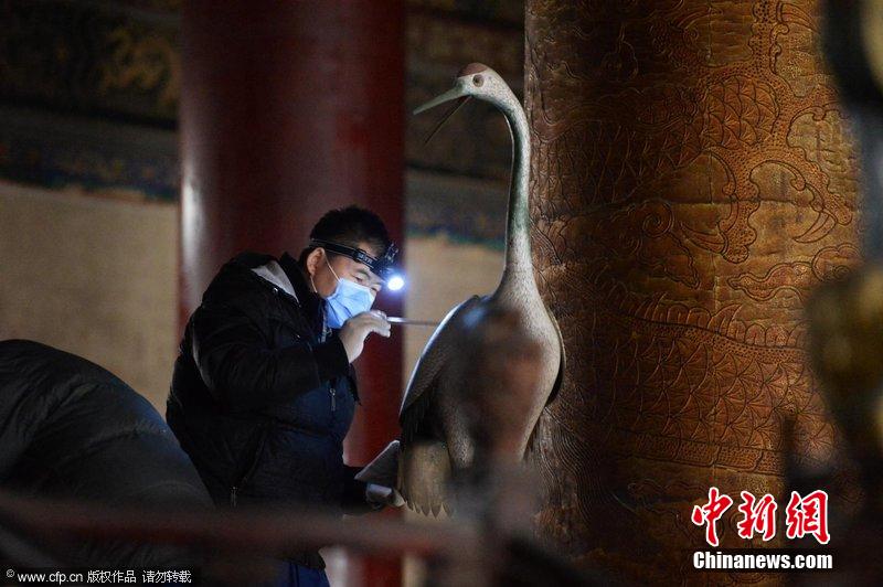 圖為工作人員使用軟毛刷除塵。