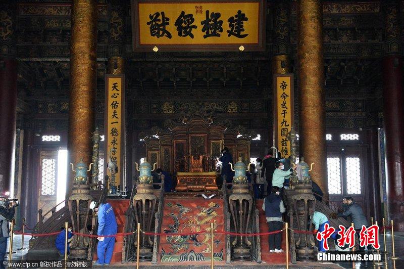 圖為工作人員使用軟毛刷除塵。