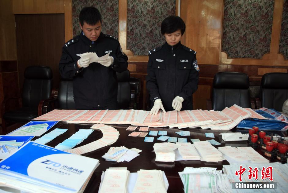 圖為查獲大量假火車票和制販工具（資料圖片）。