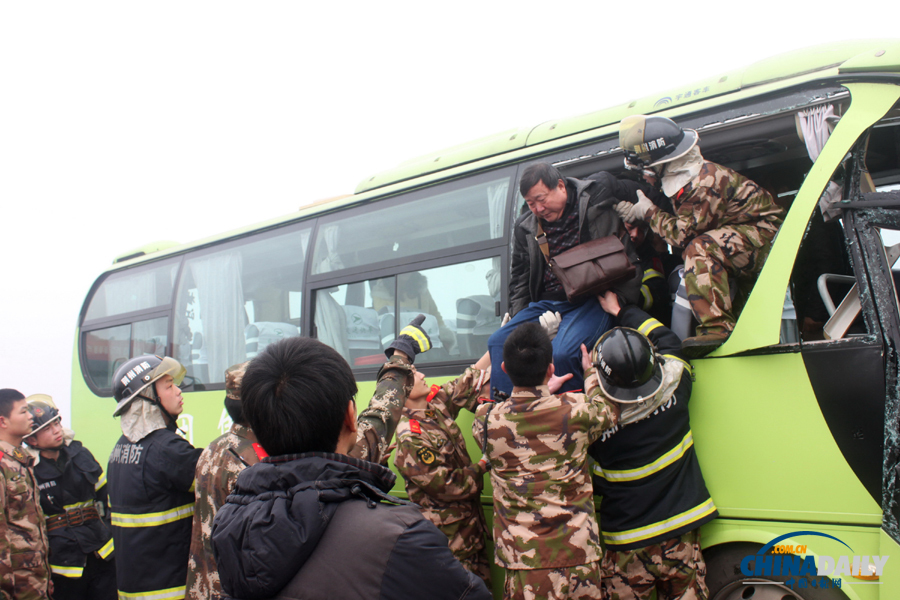 消防人員現(xiàn)場施救?；荼?攝