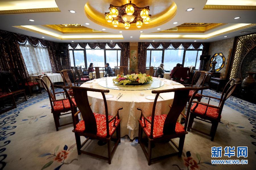 　1月15日，游客在北京紫竹院公園內(nèi)的問月樓喝茶聊天。