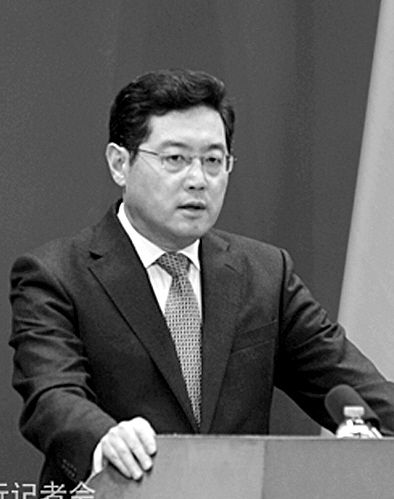 23日，秦剛在外交部例行記者會上。