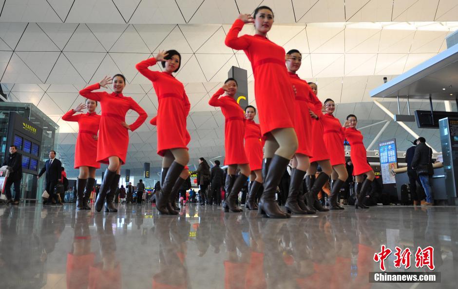 1月23日，機(jī)場工作人員在跳“快閃”舞蹈。