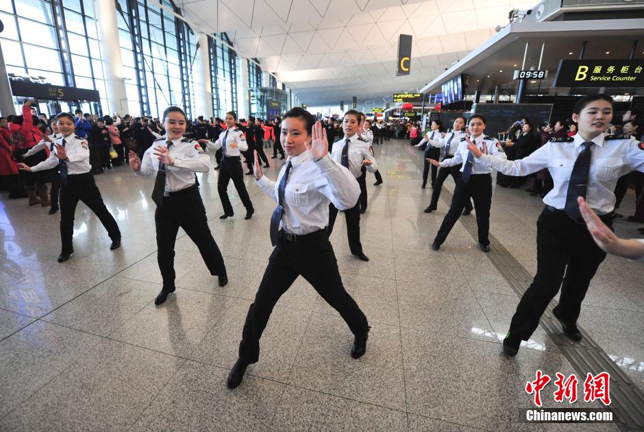 1月23日，機(jī)場工作人員在跳“快閃”舞蹈。