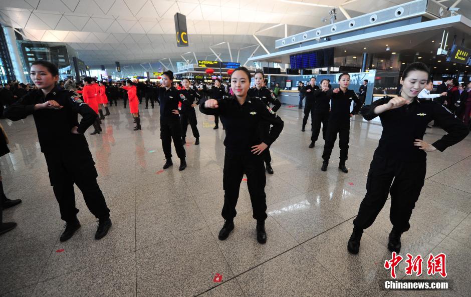 1月23日，機(jī)場工作人員在跳“快閃”舞蹈。