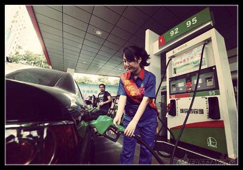 近日，有網(wǎng)友針對(duì)“超標(biāo)40倍事件”評(píng)價(jià)說(shuō)：“國(guó)內(nèi)加油站在油里加水是普遍現(xiàn)象。只是量多量少的問(wèn)題，車主