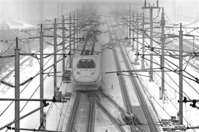 昨日，由武漢始發(fā)到北京G508次高鐵沿途被大雪覆蓋，列車廣播告知受降雪天氣影響，為確保行車安全降速運行，預計晚點1小時10分鐘。圖/CFP