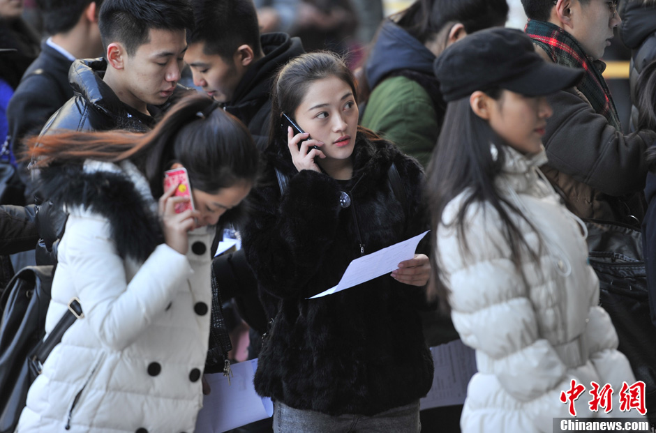 圖為表演系考生走出考場(chǎng)。