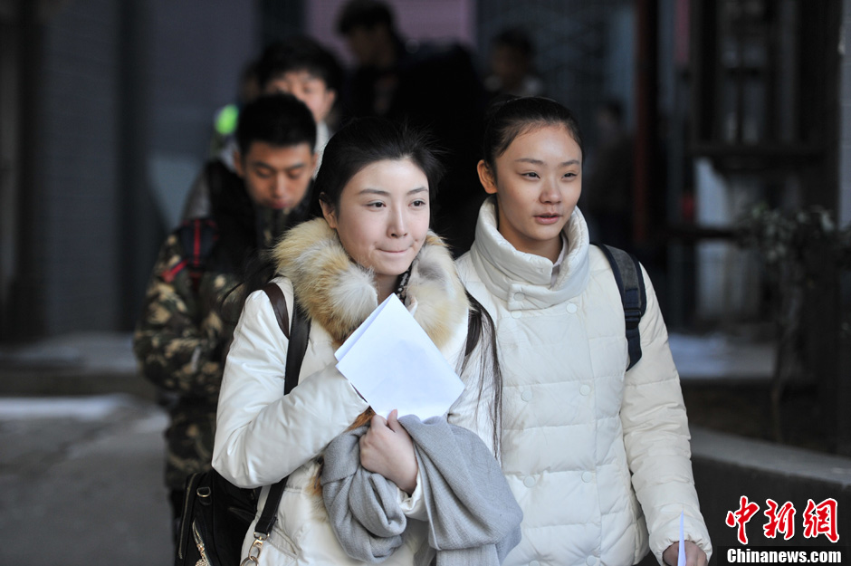 圖為表演系考生走出考場(chǎng)。