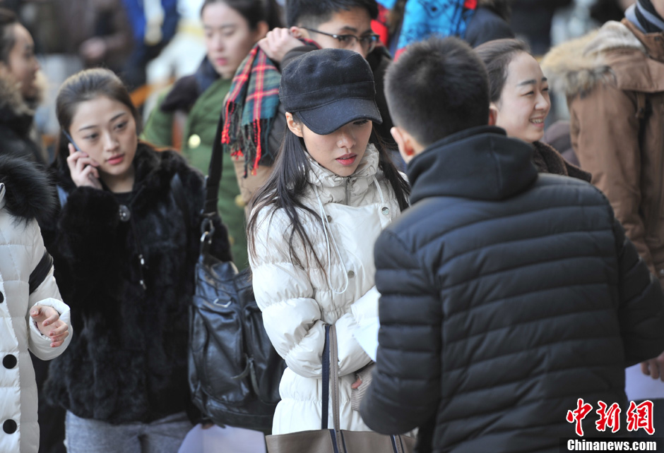 圖為表演系考生走出考場(chǎng)。