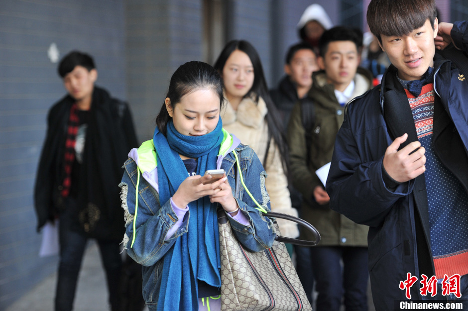 圖為表演系考生走出考場(chǎng)。