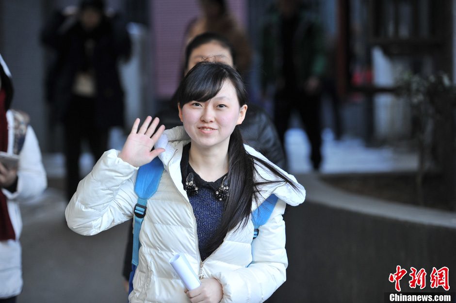 圖為表演系考生走出考場(chǎng)。