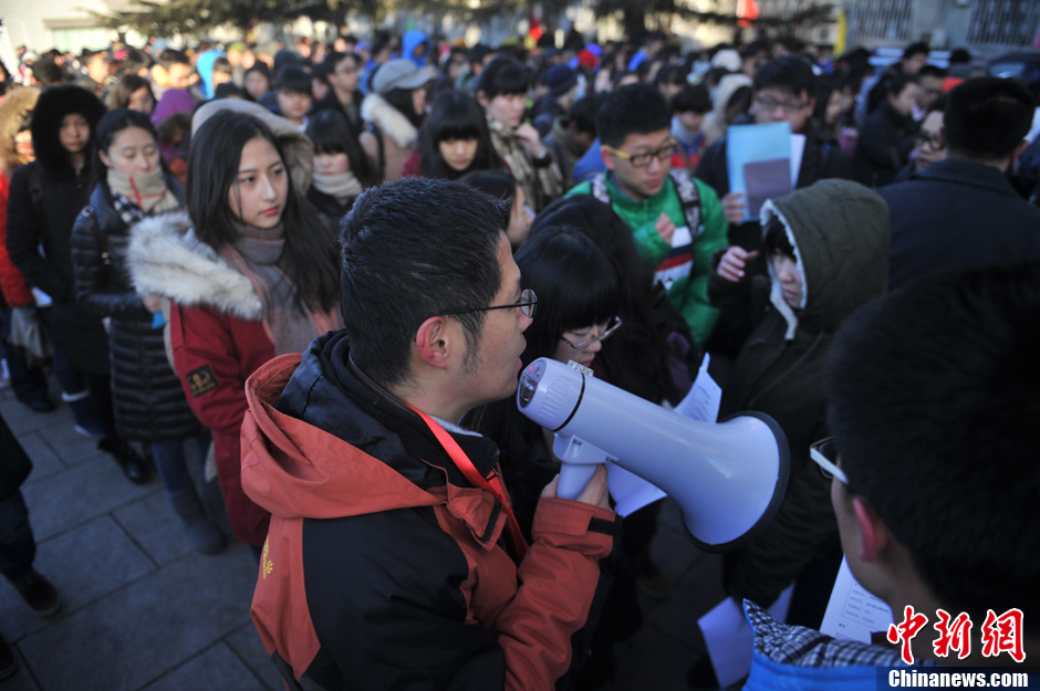 圖為報(bào)考現(xiàn)場(chǎng)。