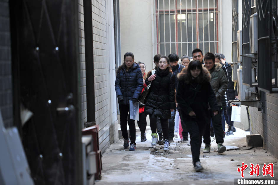 圖為表演系考生走出考場(chǎng)。