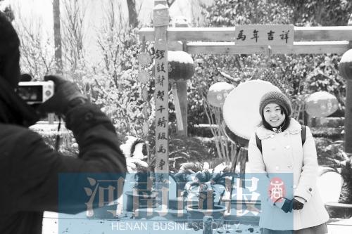 紫荊山公園里布置喜慶，引來不少游客合影留念。記者 楊東華/攝