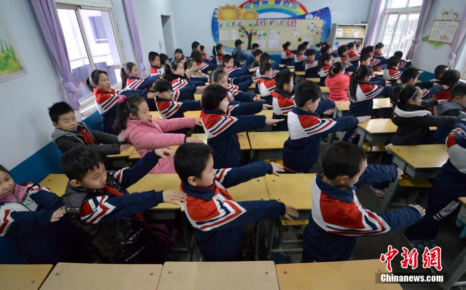 河北邯鄲開學(xué)首日遇霧霾 學(xué)生室內(nèi)做課間操 河北邯鄲開學(xué)首日遇霧霾 學(xué)生室內(nèi)做課間操