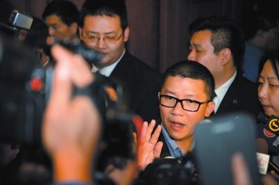 3月10日23時(shí)許，與馬航失聯(lián)航班部分乘客家屬乘坐同一航班的乘客在北京首都機(jī)場(chǎng)辦理值機(jī)手續(xù)。新華社