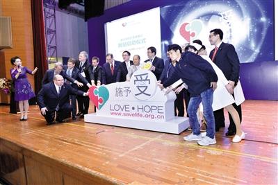 3月19日，中國(guó)首個(gè)器官捐獻(xiàn)志愿者登記網(wǎng)站（www.savelife.org.cn）正式啟動(dòng)，器官捐