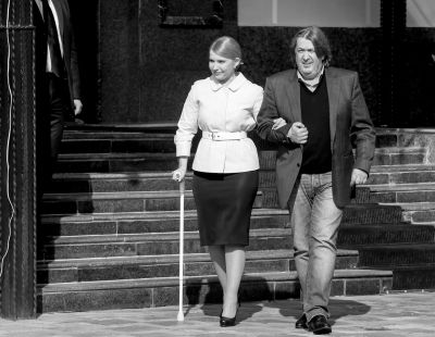 3月27日，烏克蘭基輔，前總理季莫申科在朋友的陪伴下赴新聞發(fā)布會現(xiàn)場，宣布將參加烏克蘭總統(tǒng)選舉。