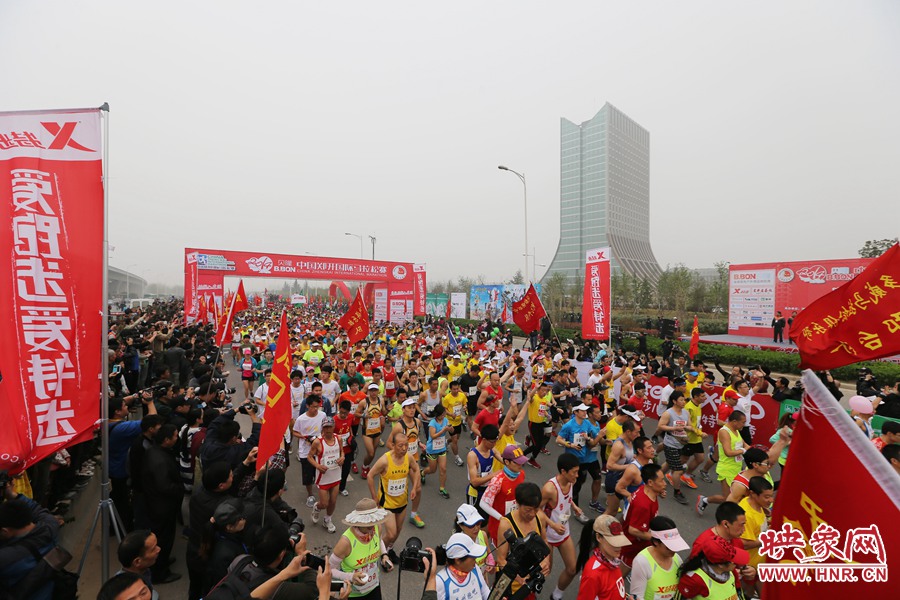 彩旗飄飄的起跑點(diǎn)。