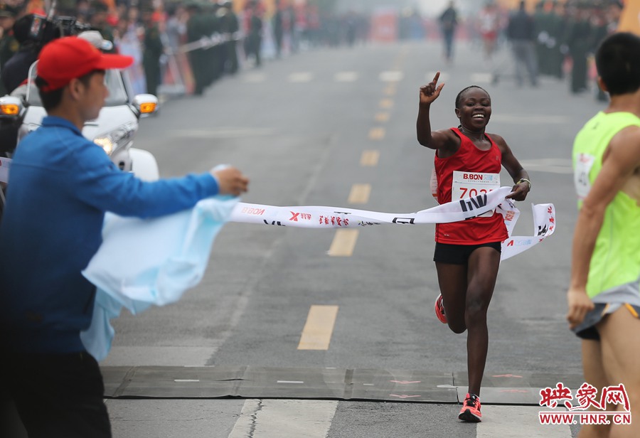 女子全程第一個(gè)沖過(guò)終點(diǎn)線的選手。