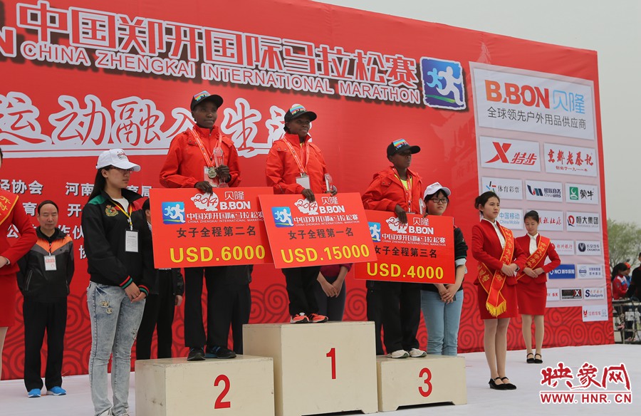 女子全程前三名選手。